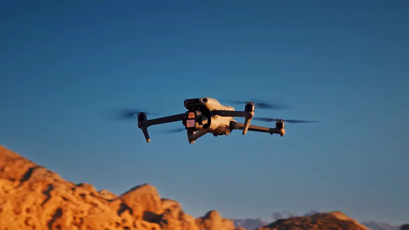درون DJI Air 3S يحلّق فوق صخور عند الغروب