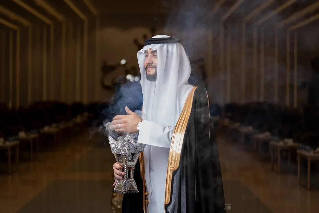 عريس بالبشت يتطيّب بالبخور ودخان العود يتصاعد حوله