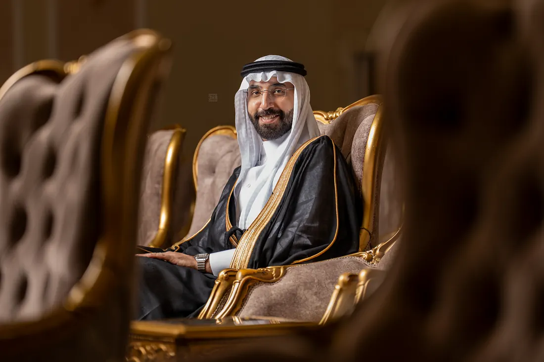 عريس جالس يظهر بين مقاعد مذهّبة