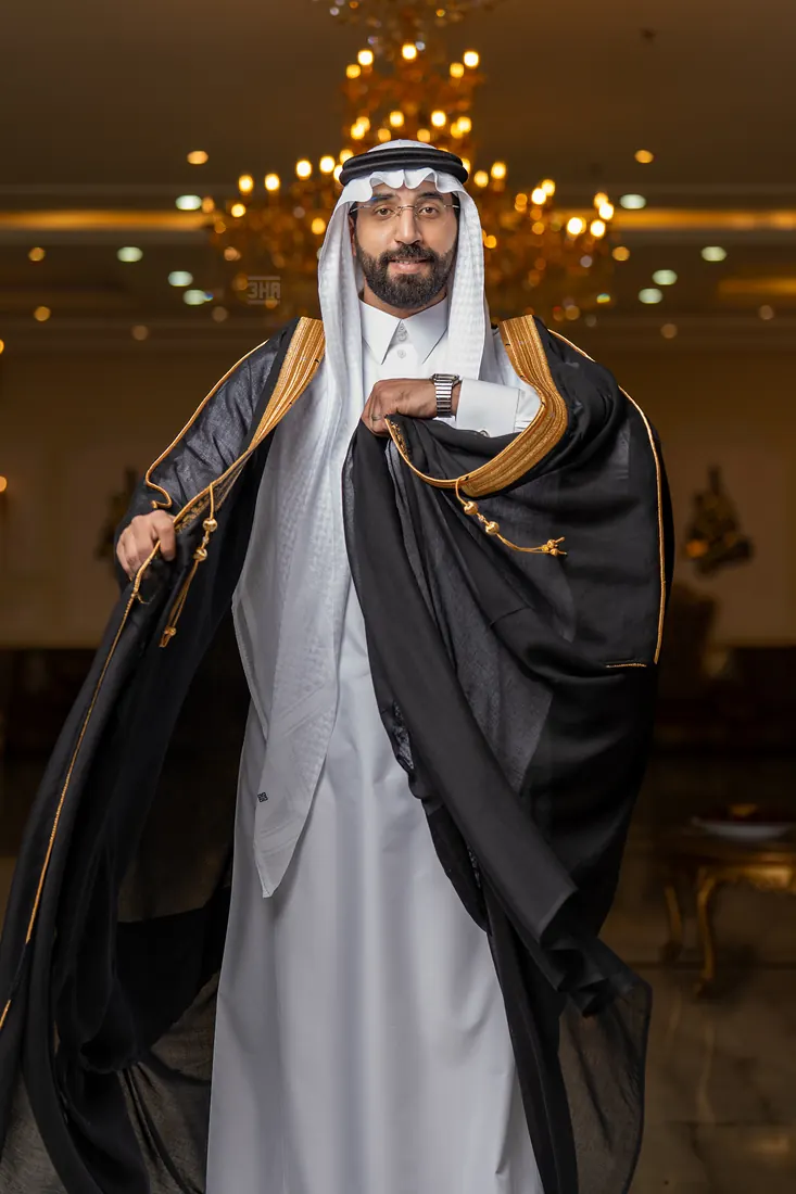 العريس يفرد طرفَي بشته ويرفع معصمه