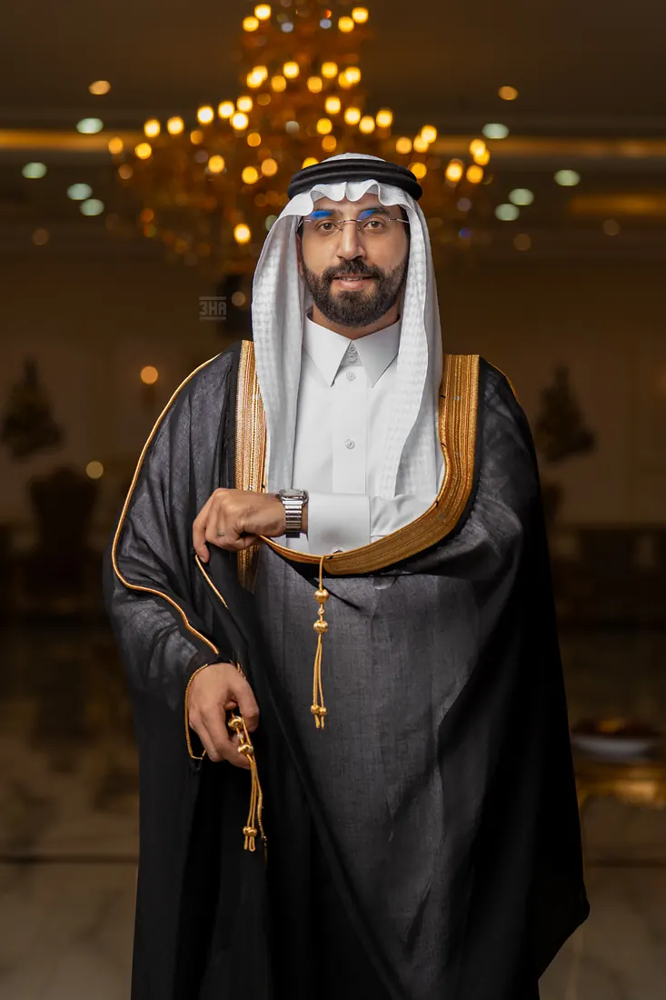 العريس ينظر إلى ساعته والسبحة في يده