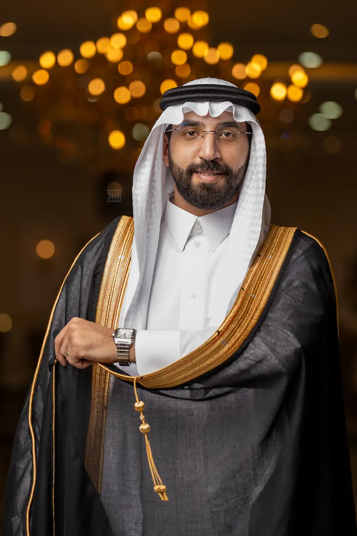 لقطة أقرب للعريس وهو ينظر إلى ساعته